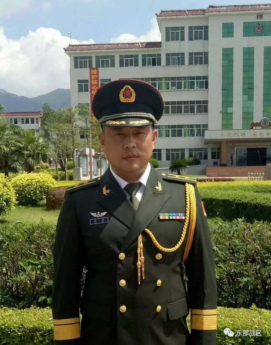 敬礼!第73集团军某旅60余名转业干部向军旗告别