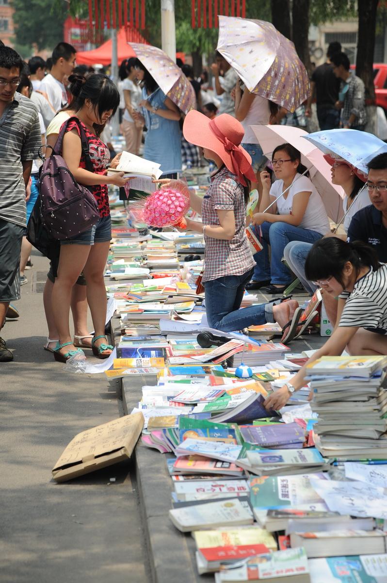大四毕业生临走前集中卖书,有些从未打开却称斤叫卖