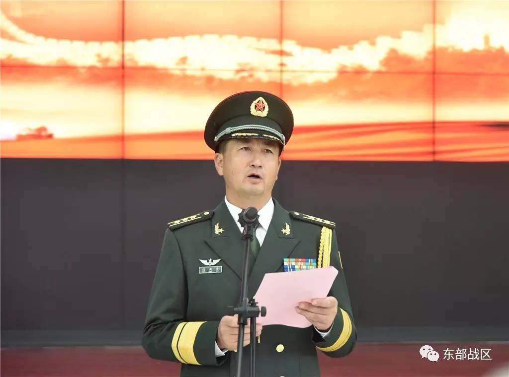 敬礼!第73集团军某旅60余名转业干部向军旗告别