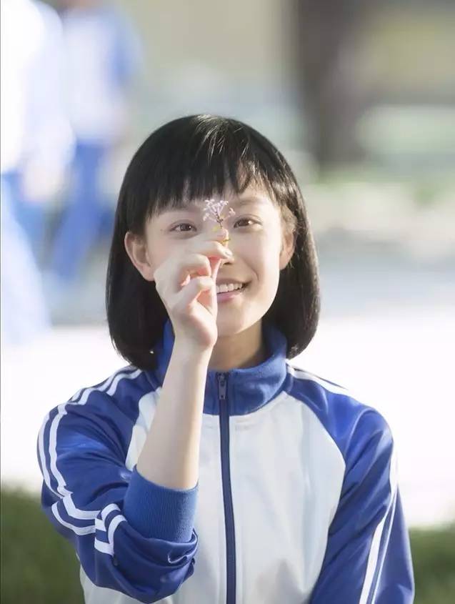《匆匆那年》倪妮饰演高中时代,一款bobo头配上"狗啃式"刘海,令她