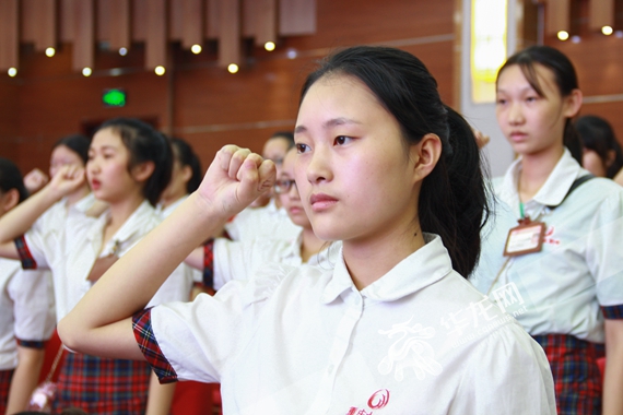 重庆女职中:25位生涯导师与119名学生签订结对承诺书
