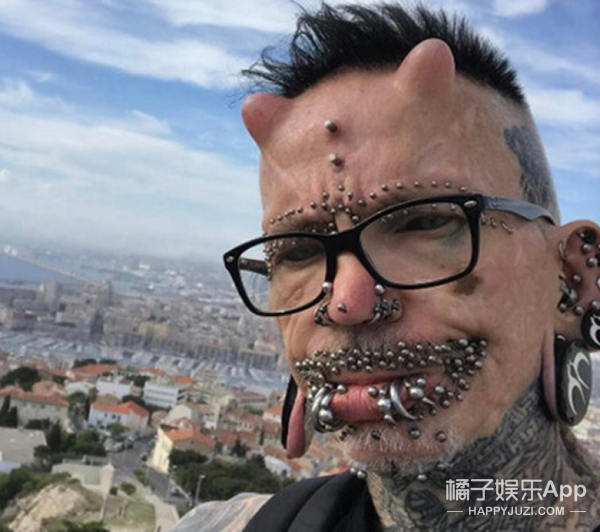 世界穿耳环最多的男人难道不疼么