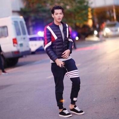 再贵的潮鞋都被吴亦凡穿成了拖鞋