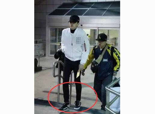 再贵的潮鞋都被吴亦凡穿成了拖鞋