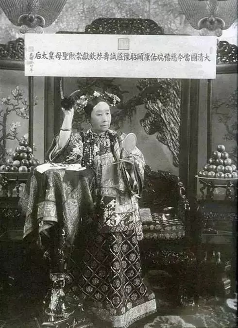 老佛爷每一张美美哒肖像都是出自裕德龄的亲哥哥裕勋龄事实上,慈禧