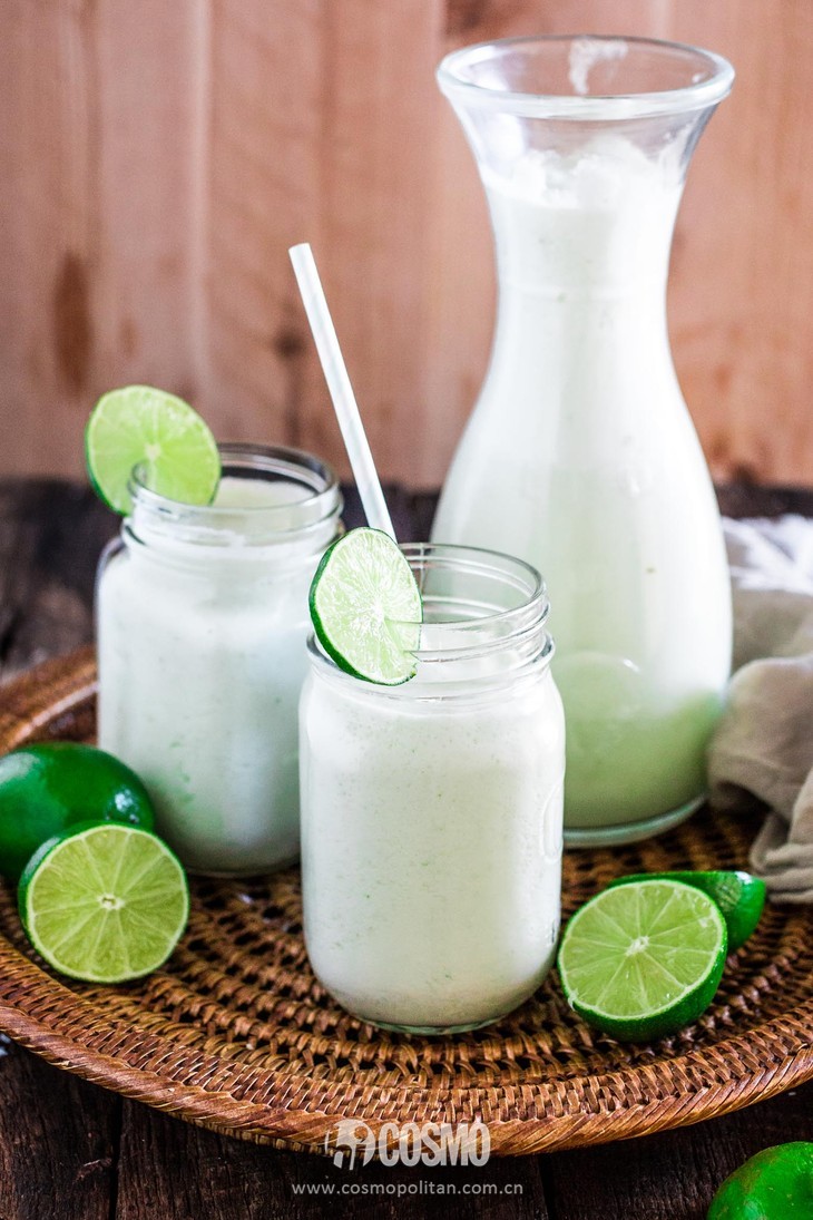 做法:1.将4个青柠洗净切卡后,手动榨汁;2.