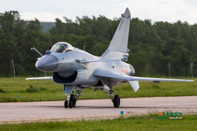 歼-10b飞机在训练.杨盼摄影