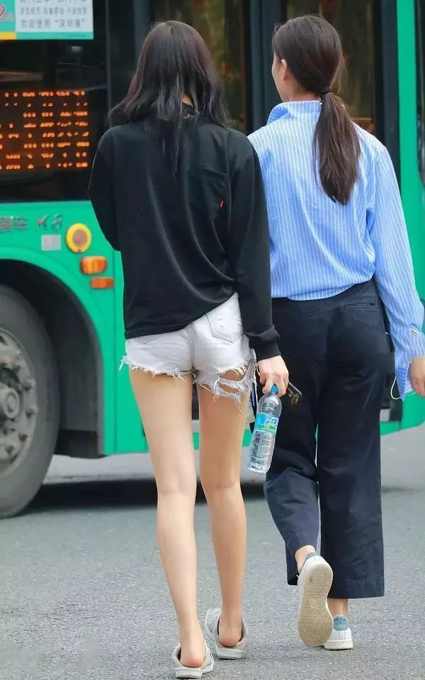 穿热裤走在大街上的美女,回头率一定很高吧_凤凰网时尚_凤凰网