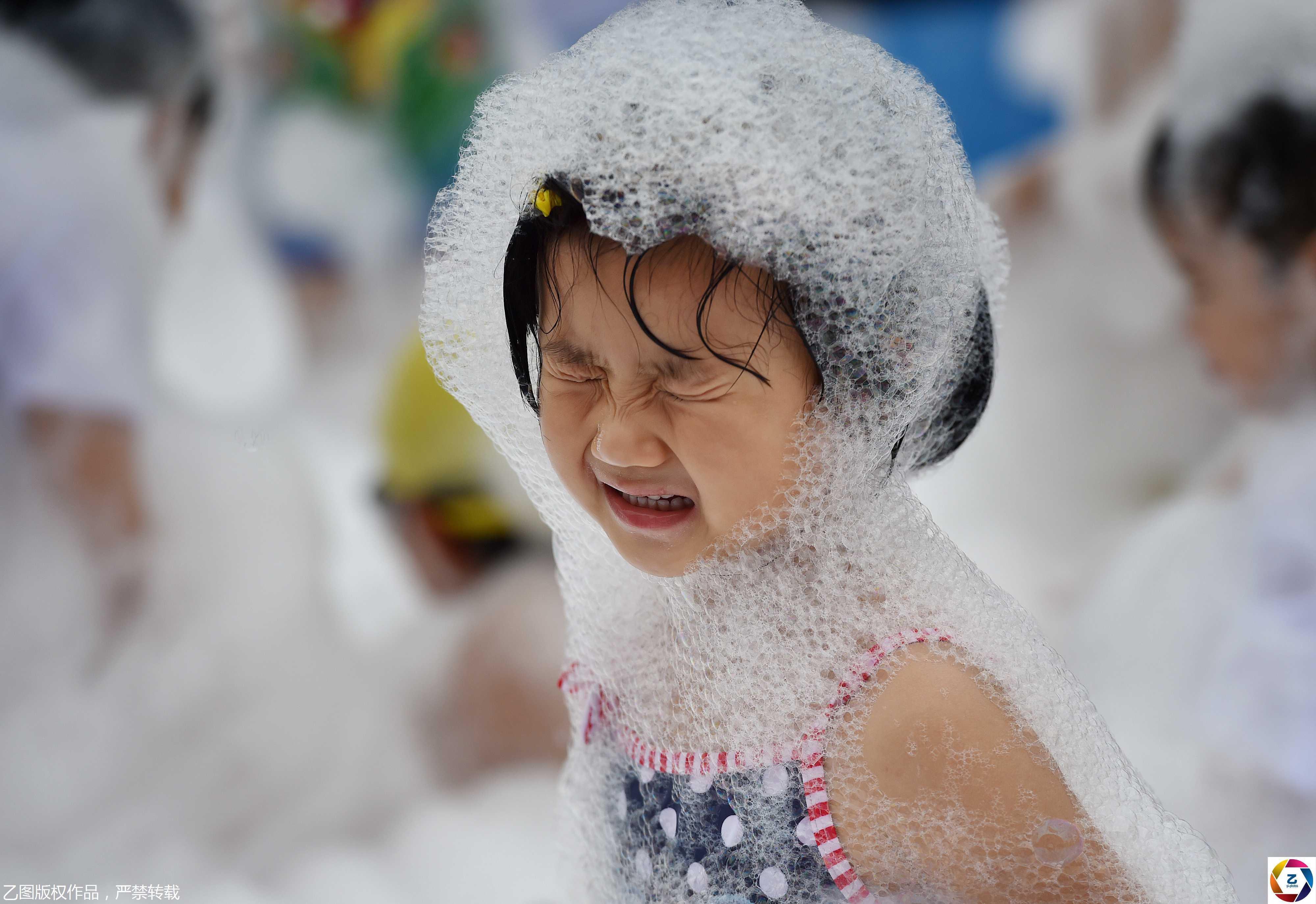 暑假熊孩子嗨翻泡泡浴,家长无奈拖着走