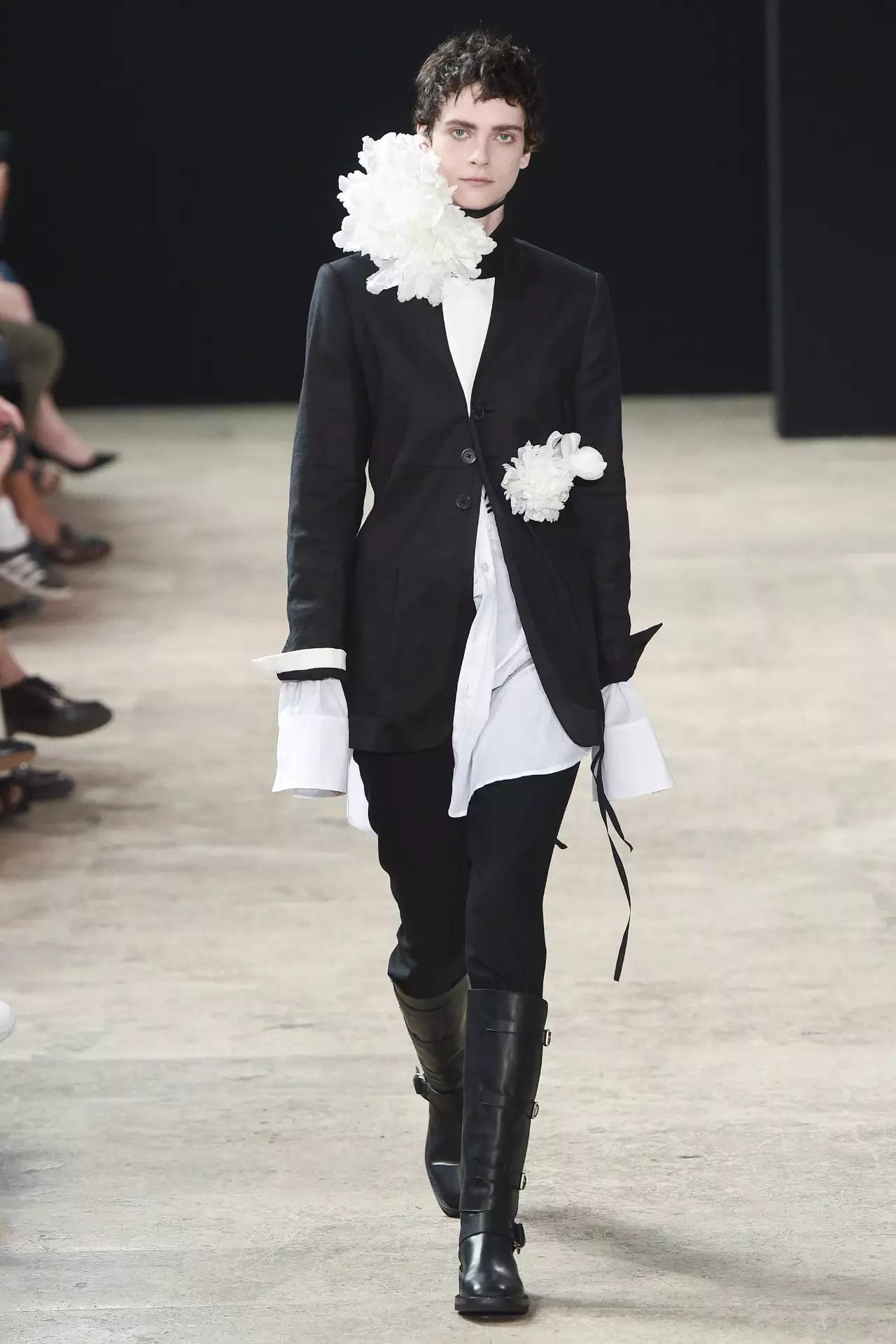 巴黎时装周 | 谁说黑白只有躁郁?它也可以是优雅的文艺少年