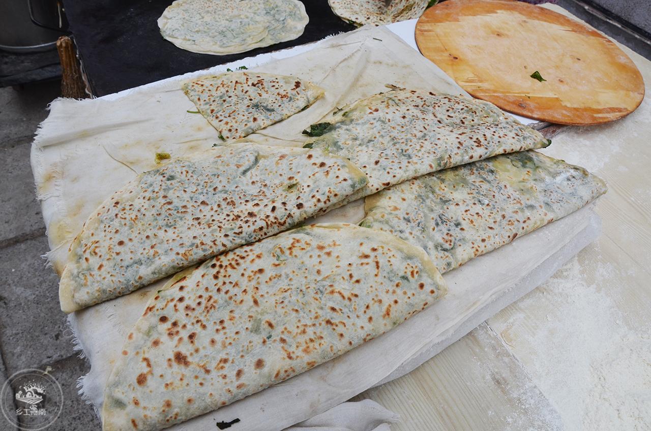 农村大叔卖菜馍,有瓜还有菜五元管吃饱