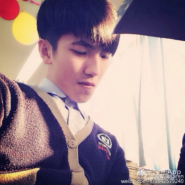 还有这个叫徐梓豪的漫画家↓平时拍照风格各种小清新,结果.