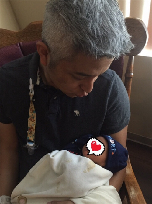 快男吉杰居然有个两岁的儿子看照片很像混血宝宝