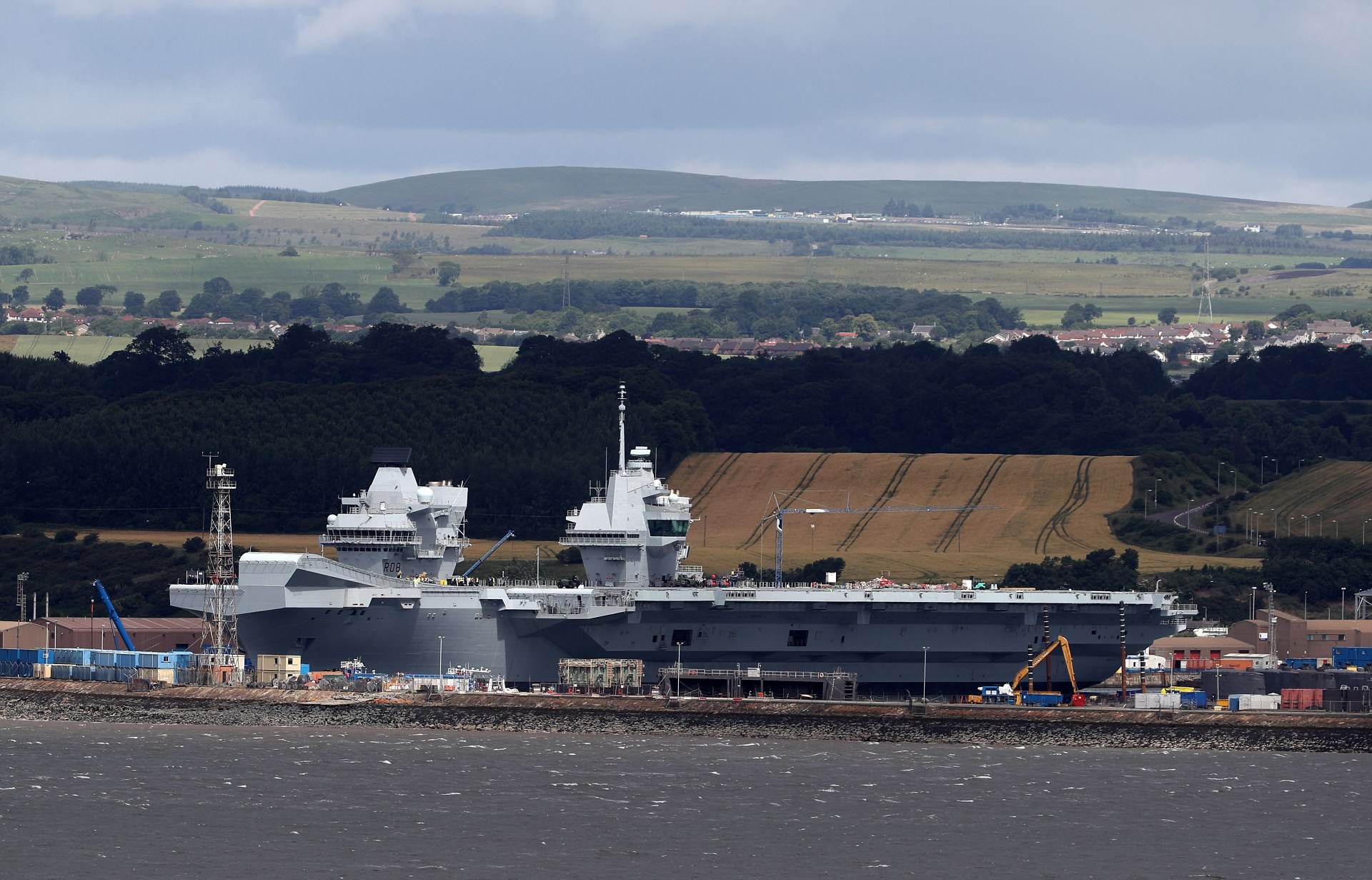 搭载f35的英国伊丽莎白女王号航母出海试航,内部豪华如同邮轮