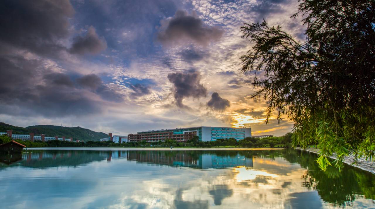 清幽静谧的水上餐厅 哈佛访问团为何选择考察吉林大学珠海学院?