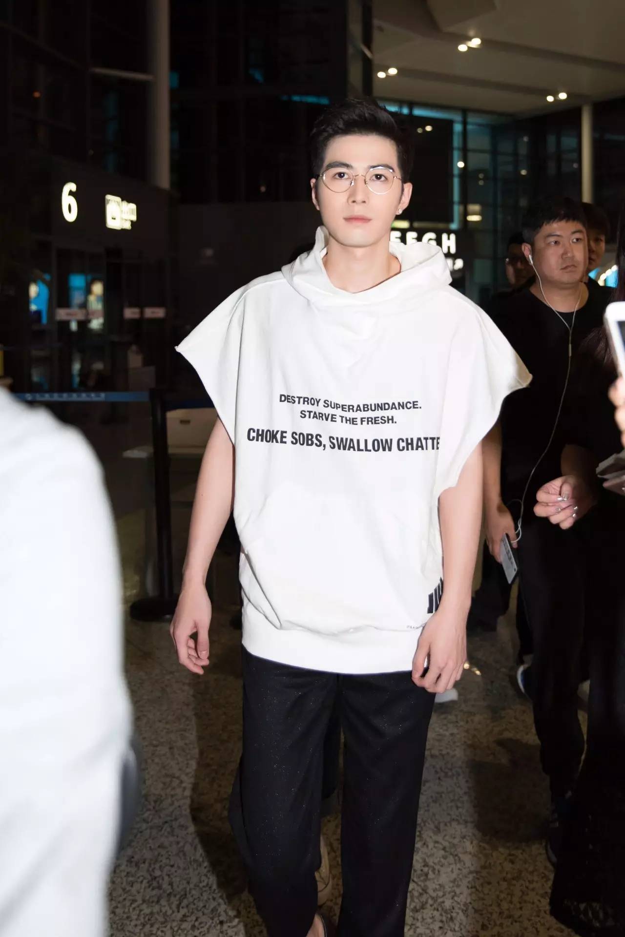 机场街拍有时候呀,陈学冬戴眼镜还有指定的搭配单品!