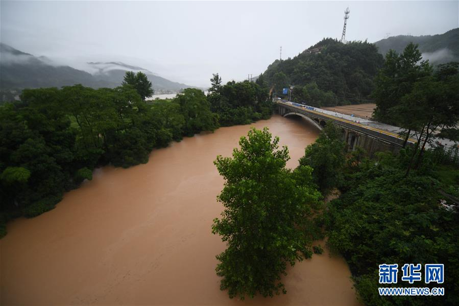 6月30日,车辆通过湖南桃江县内s308省道一处积水路段.