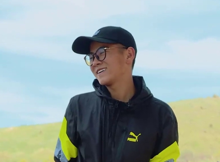 干活干到濒临崩溃 高肖男上演精分内心戏