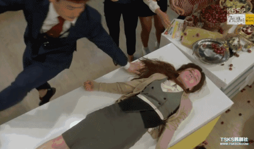 ▼ 柱曼在女友被同事们集体无视,尴尬的时候,当着所有人的面说出了她