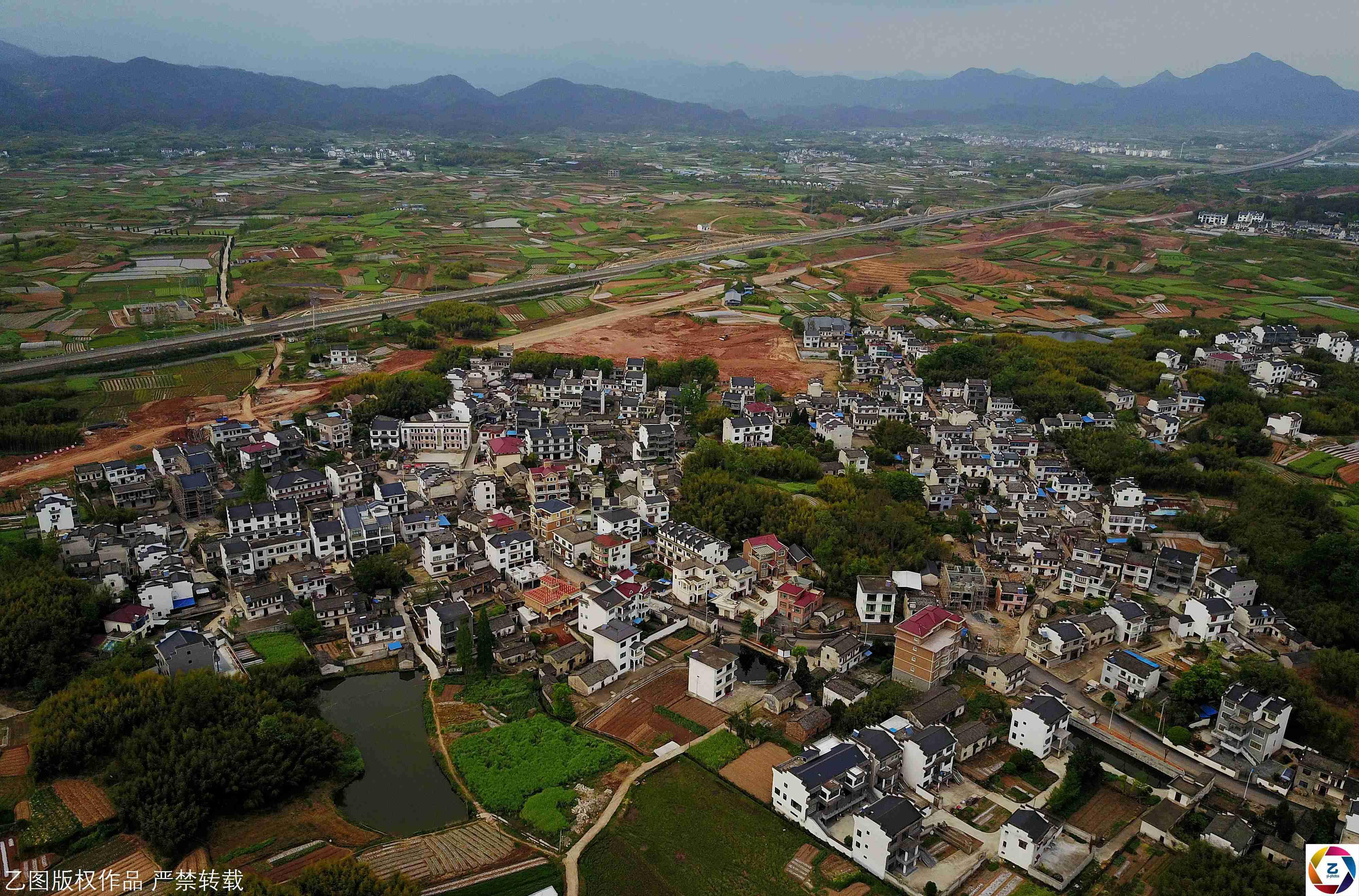 槐塘2000人口中,近千人闖蕩歐洲,村內約80%以上的人家有親人在海外.