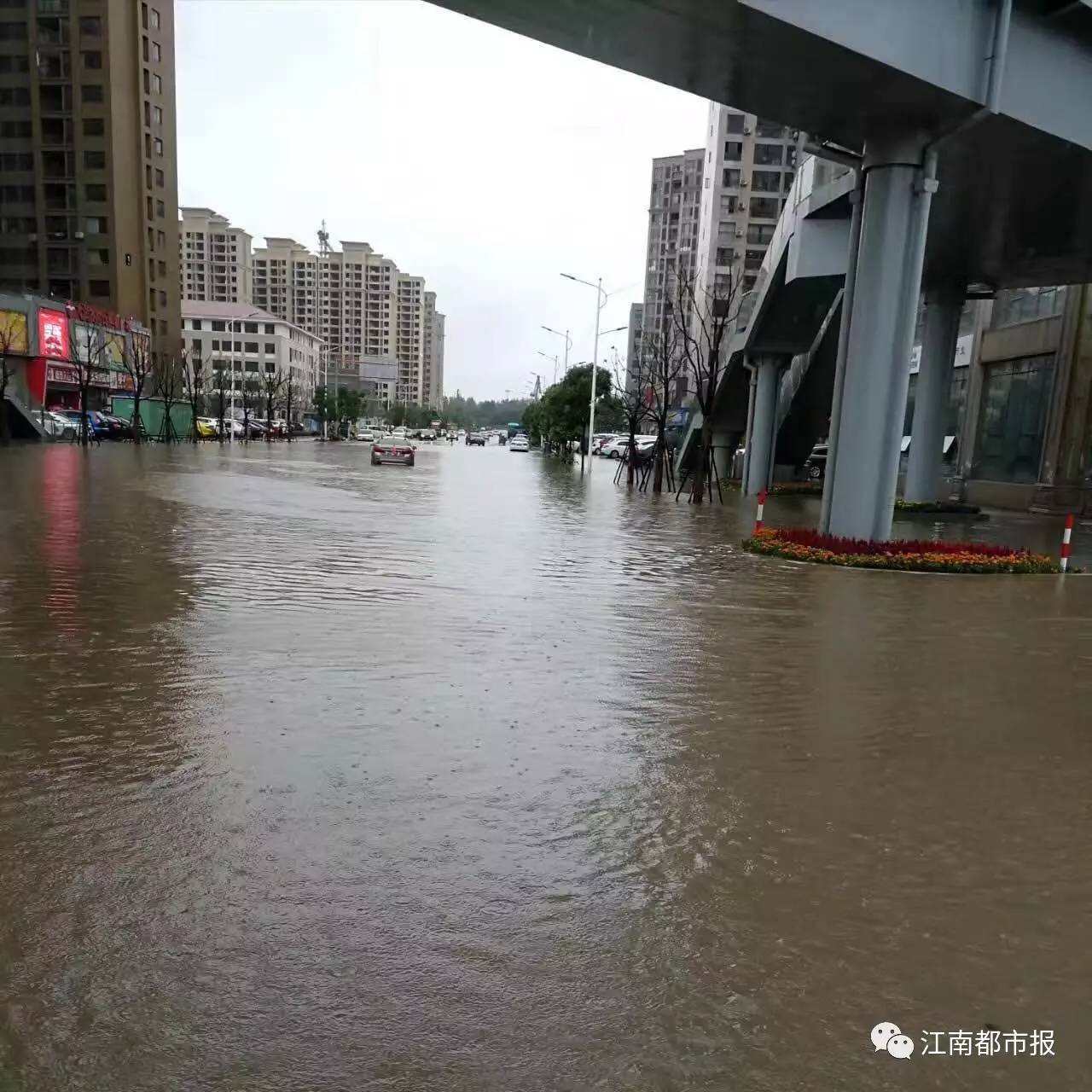 九江长江堤岸闸口封堵!城区内涝!山体滑坡!救援紧急集结