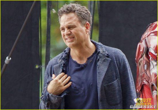 班纳博士一旁站的是钢铁侠,已经全副武装,不过是替身,并非是小罗伯特