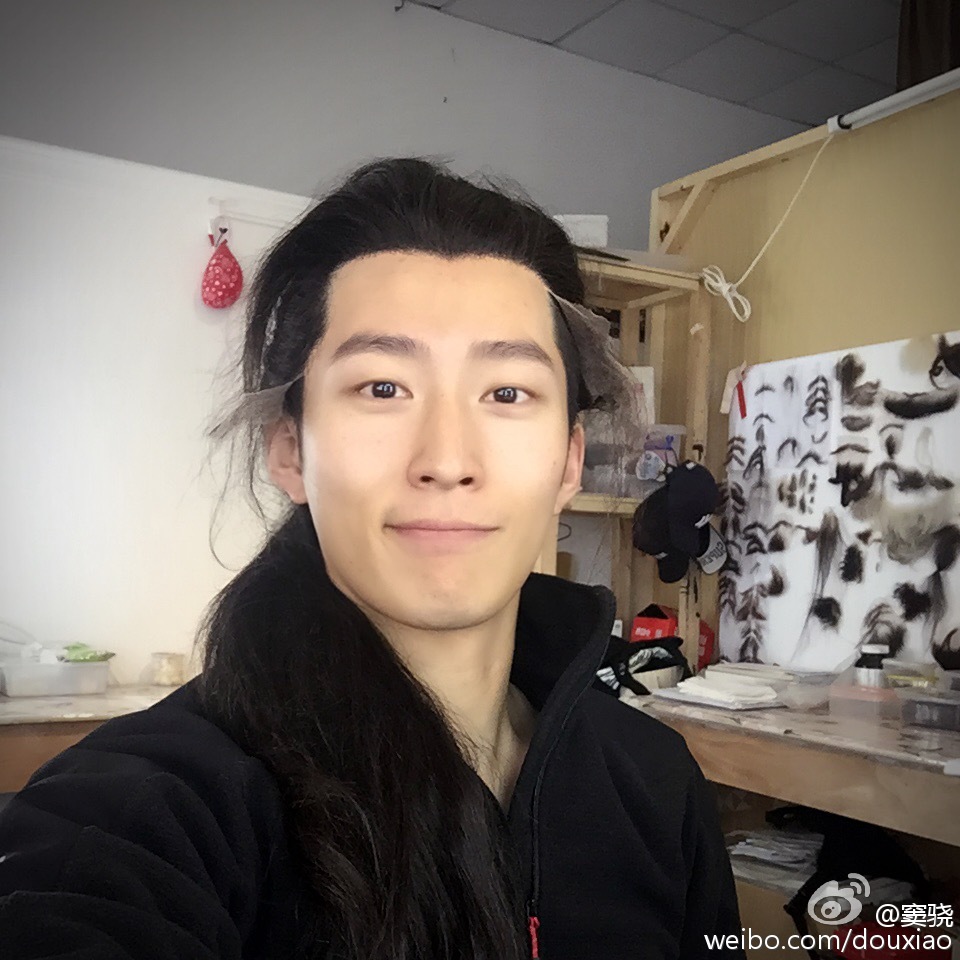 头套自拍,抿嘴,最近hin红的烟熏柿子窦骁,其实是个比想象中爱自拍的人