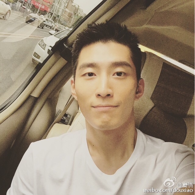 最近hin红的烟熏柿子窦骁,其实是个比想象中爱自拍的人呢,不过,他的