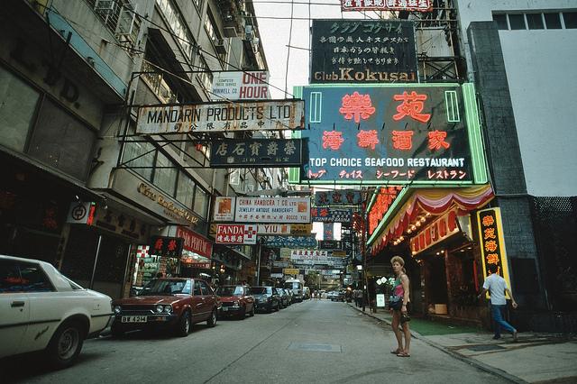 老照片:80年代的香港 繁华广告下的市井生活