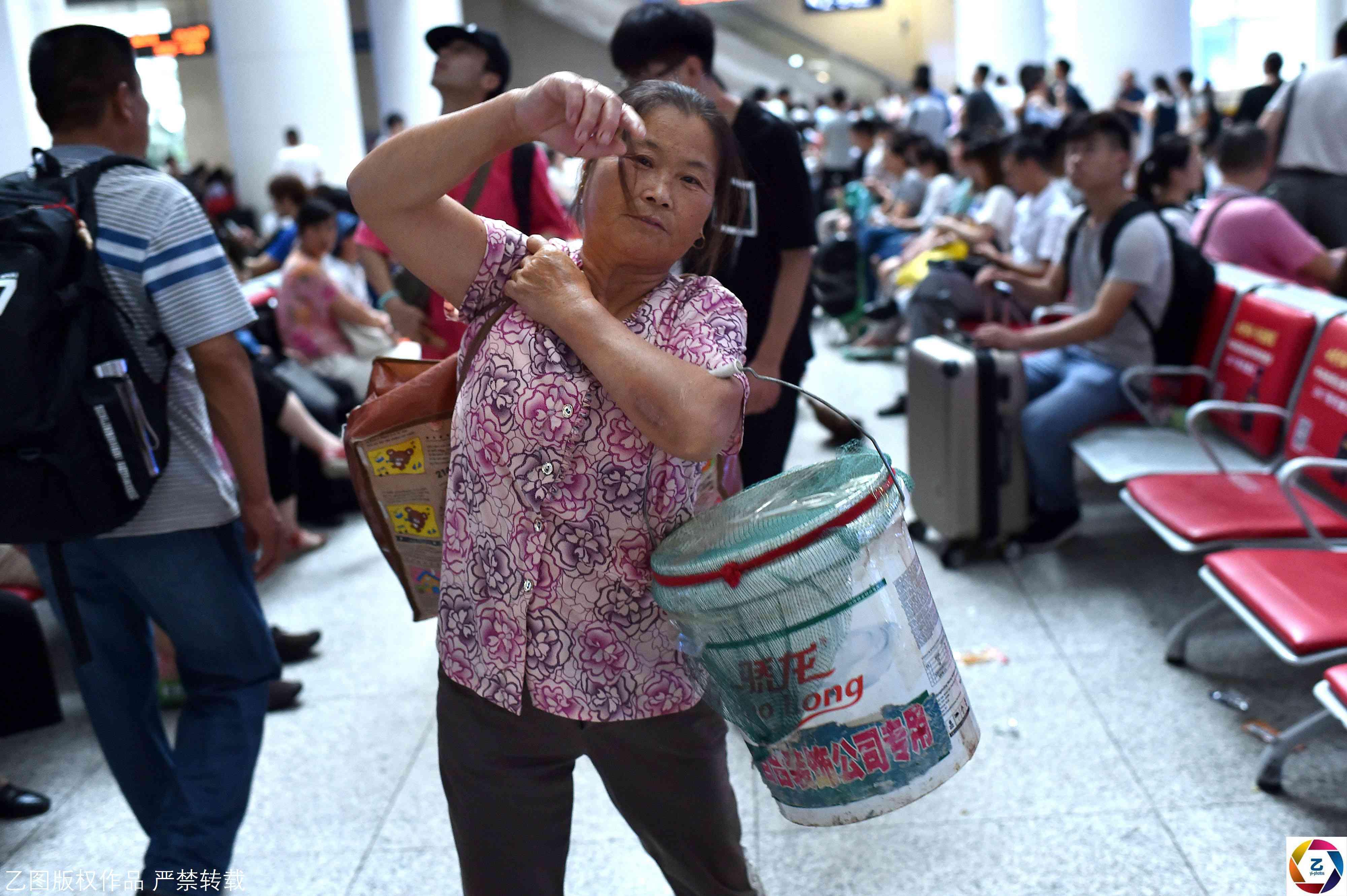 他们带着爷爷抓的龙虾 辗转34小时进城看打工爸妈