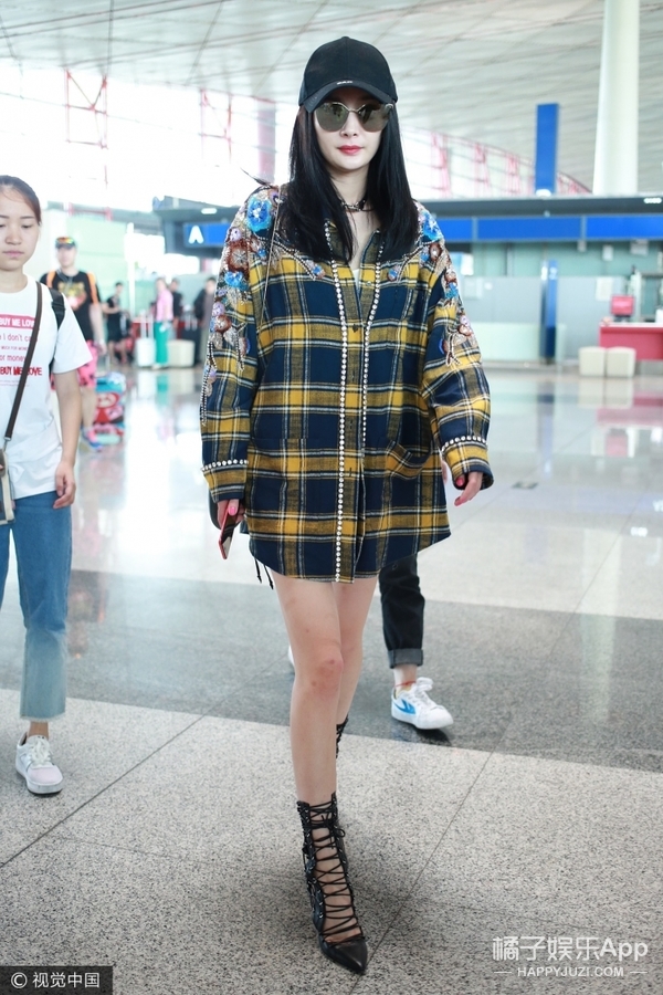 杨幂撒娇卖萌"玩抱抱",机场look又现下衣失踪!不过这双鞋.