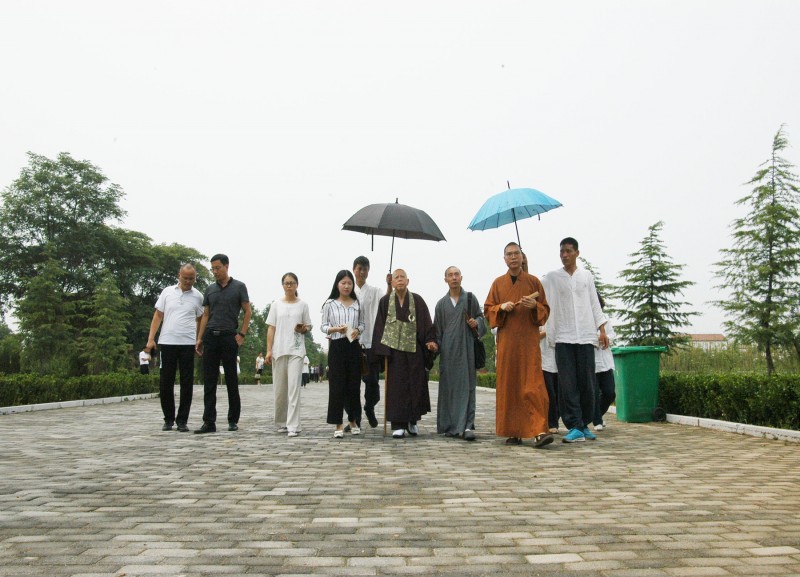 在玉泉寺监院崇朗法师的陪同下,参访了禅宗祖庭邯郸二祖寺,受到了成安