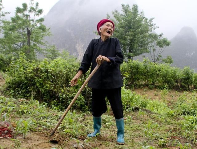 專家說戒酒才能長壽,102歲奶奶不屑的笑了,我每天3碗酒!