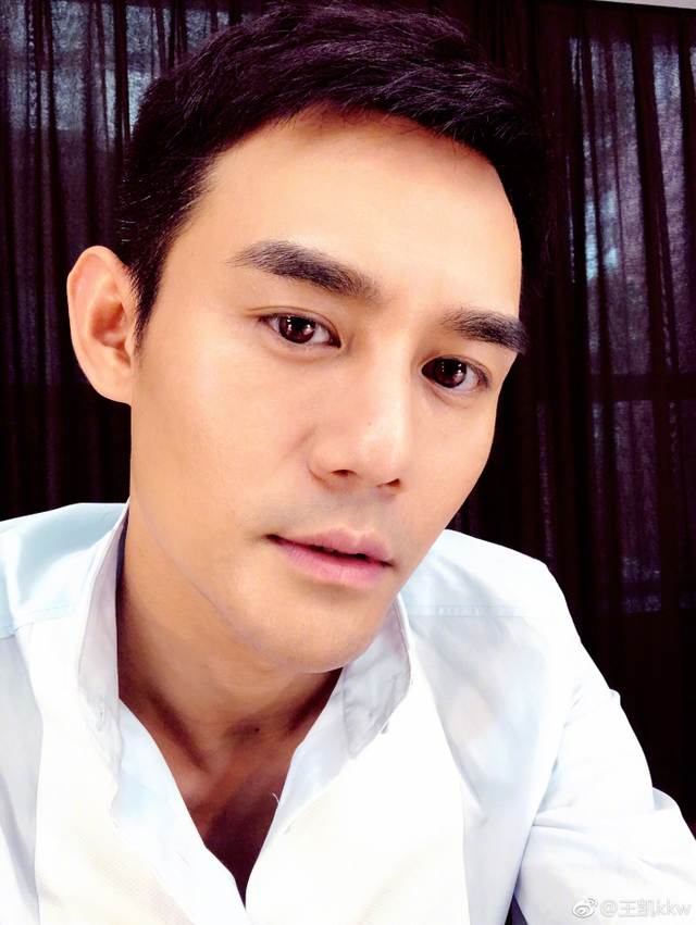 典型成熟男子的魅力,但是眼尖的网友们发现,照片里王凯的眼睛不是不是