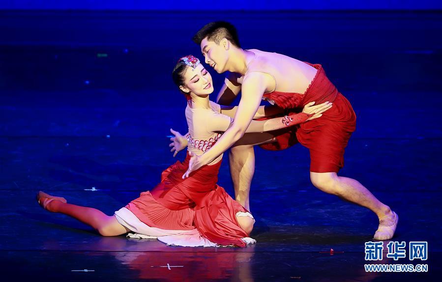 正文1/5   7月8日,演员在昭君文化节开幕式上表演傣族双人舞《双》