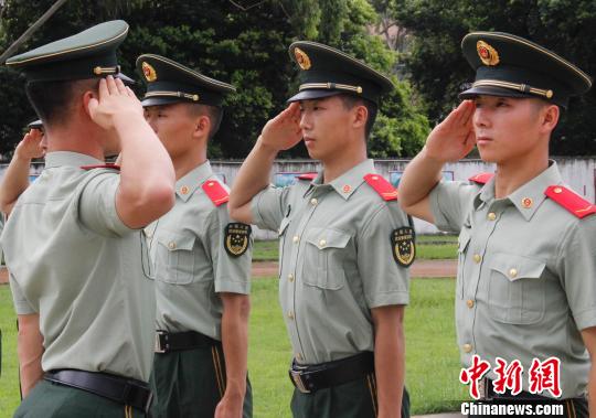 7月8日,官兵对敬礼动作进行训练 郭大伟 摄