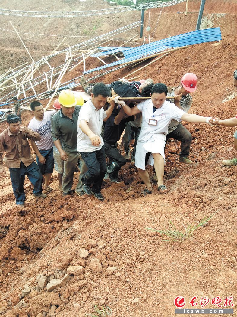 浏阳急救医生变身"最美担架哥" 木板做担架抬出伤员