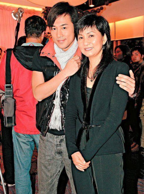 在乐易玲执掌tvb资源部期间,她和制作部的曾励珍联手捧红了佘诗曼,胡