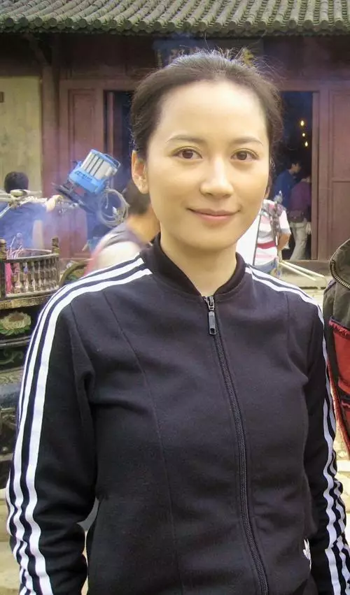 46岁俞飞鸿素颜出门抽烟姿势好标准,至今没有意中人_凤凰网娱乐_凤凰