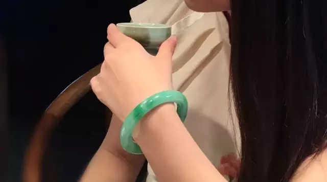 戴个好翡翠手镯,是大多数女人的梦想!_凤凰网时尚_凤凰网