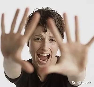 强迫症的人,像掉进一个无力自拔的泥潭,越挣扎陷入越深