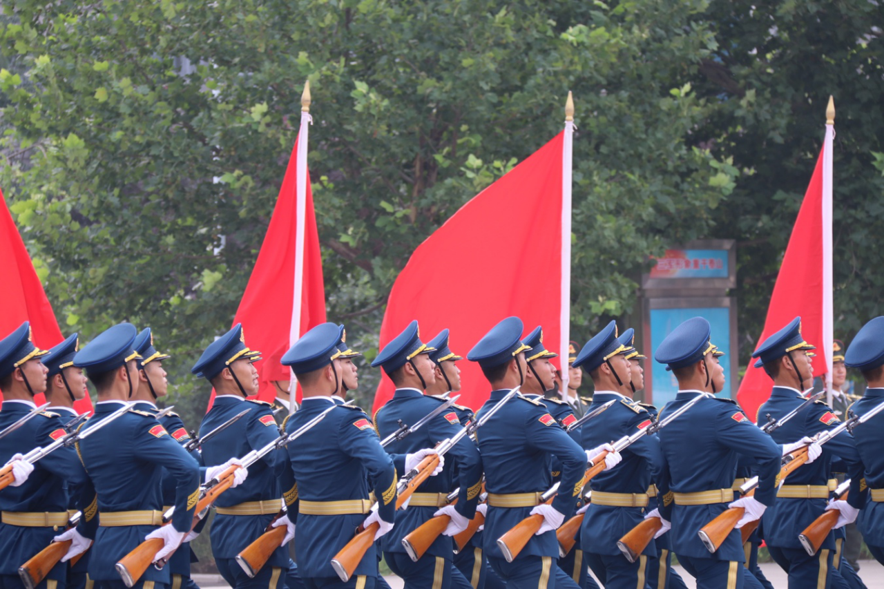 網絡媒體國防行解放軍三軍儀仗隊氣勢恢宏零距離感受震耳的正步聲