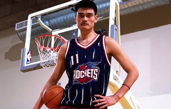 2002年姚明成為nba首位中國