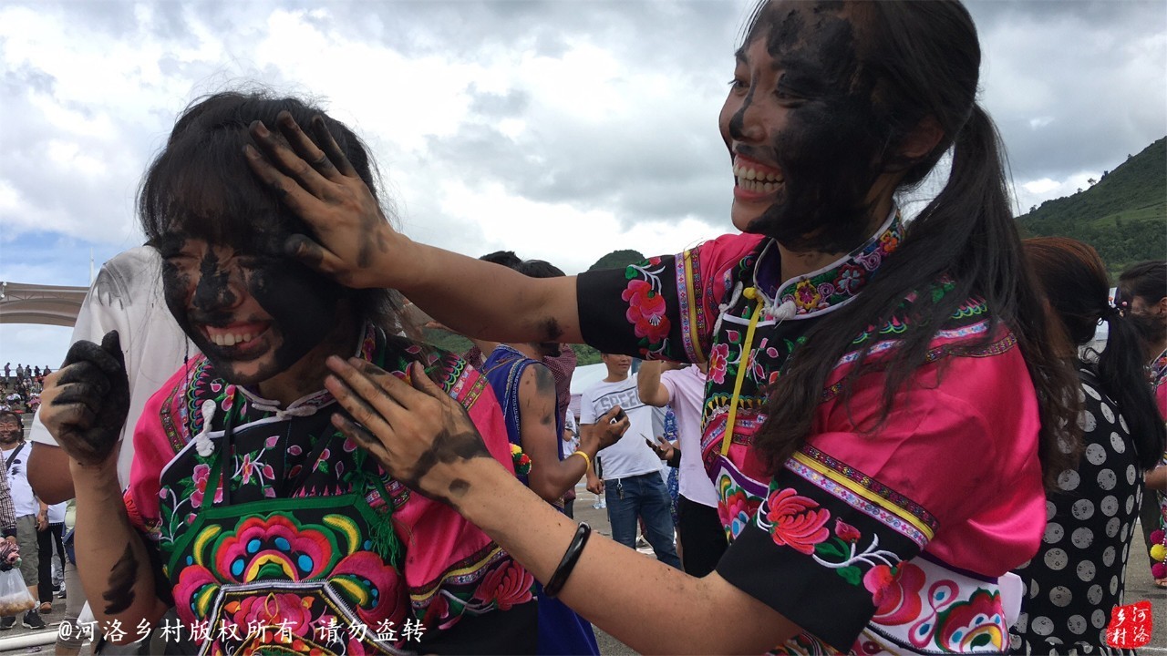 丘北县的彝族群众每年的农历二月第一个属蛇日,被定位"花脸节"的起始