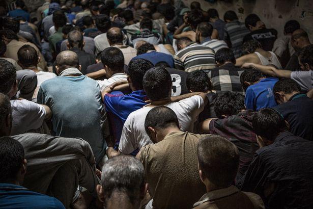 80多名isis嫌疑人被关在一间屋内,里面气温高达45度