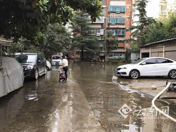 【昆明大雨】气象路一老小区积水严重(视频)_凤凰资讯