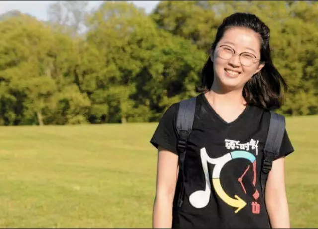 看到她(章莹颖)的相片,给我的感觉很像是暗(网)上的娃娃照片