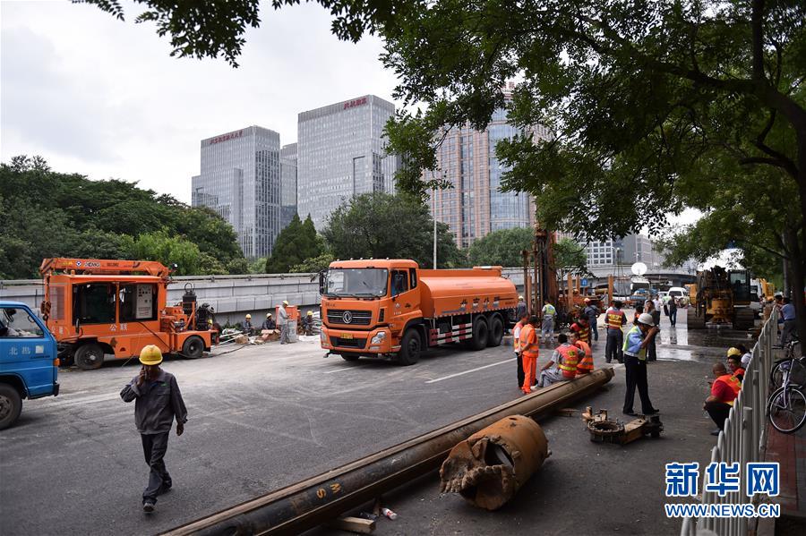 北京學知橋東側輔路排水管道發生坍塌 正加緊搶修