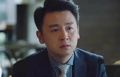 雷佳音先是皱眉,然后抿嘴拍额,接着连续两个长出气,嘴里还叹着"哎,哎!