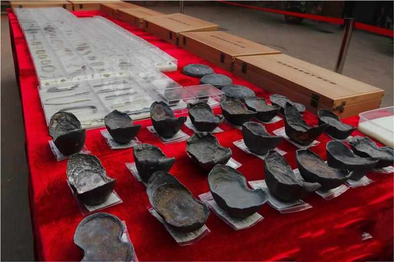 张献忠江口沉银封江发掘现场,出土3万余件龙纹金器等皇家器物_凤凰网